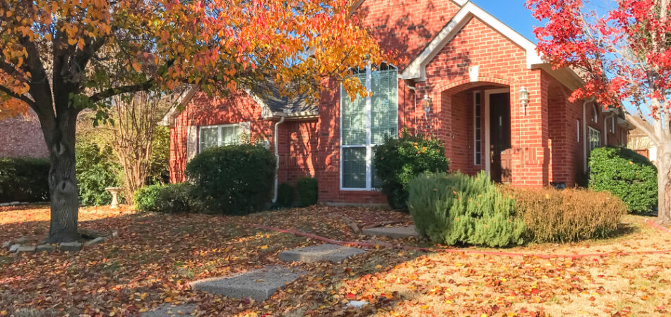 Typical,single Family,house,near,sidewalk,in,suburban,dallas,,texas,,usa.