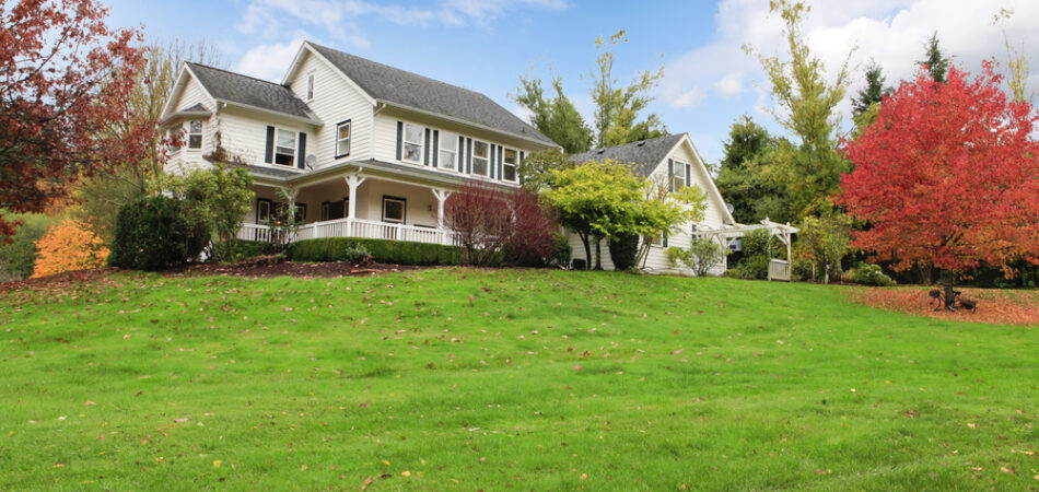 Northwest,horse,ranch,white,house,with,fall,changing,leaves,and