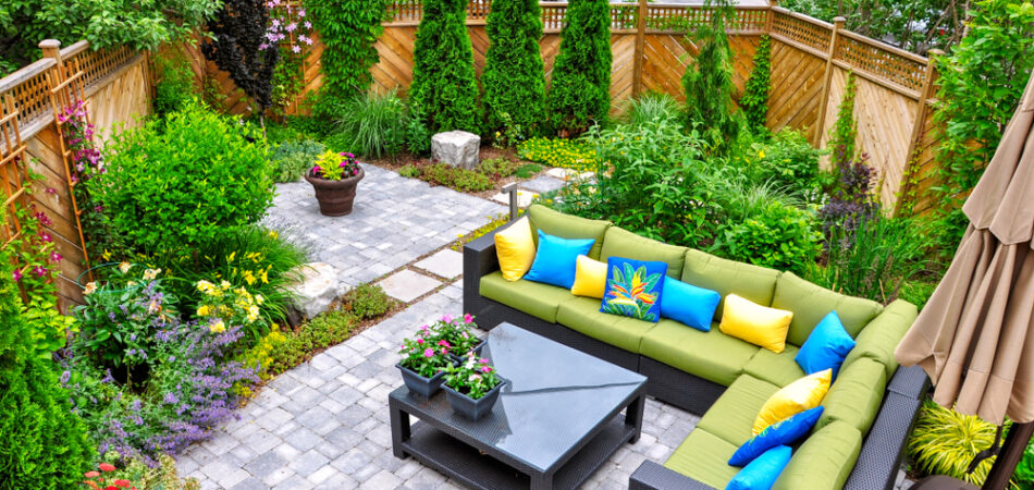 A,beautiful,small,,urban,backyard,garden,featuring,a,tumbled,paver